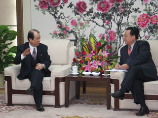 The Permanent Secretary for Economic Development and Labour (Labour), Mr Matthew Cheung Kin-chung (left), meeting Minister Tian Chengping of the Ministry of Labour and Social Security (right) in Beijing.