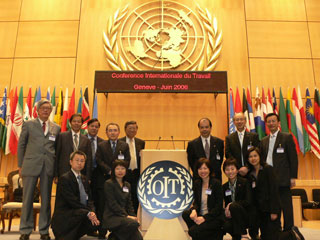 经济发展及劳工局常任秘书长(劳工)张建宗(后排右三)及三方代表团成员出席在瑞士日内瓦举行的第95届国际劳工大会。