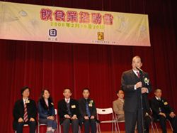 Secretary for Labour and Welfare Matthew CHEUNG Kin-chung officiates at a job fair co-organised by the Labour Department and the Hong Kong Federation of Restaurants and Related Trades in Tin Shui Wai.