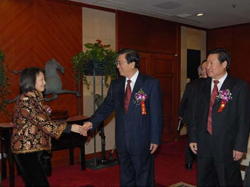 Commissioner for Labour Mrs. Cherry TSE LING Kit-ching (left) greets Vice Premier ZHANG Dejiang of the State Council (middle) and Vice Minister ZHAO Teichui of the State Administration of Work Safety (right) in Beijing.
