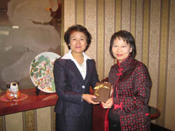 Commissioner for Labour Mrs. Cherry TSE LING Kit-ching (right) welcomes Director General SONG Juan of the Ministry of Labour and Social Security (left).