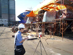 An Occupational Hygienist assesses the risk of heat stress at an outdoor workplace.