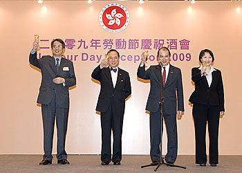 Toasting by the Chief Executive, Mr. Donald TSANG and senior government officials during Labour Day Reception.