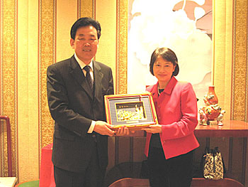 Commissioner for Labour Mrs. Cherry TSE LING Kit-ching (right) welcomes Vice Minister SUN Baoshu of the Ministry of Human Resources and Social Security (left).