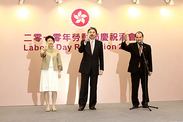 Toasting by Acting Chief Executive Mr. John Tsang and senior government officials during Labour Day Reception