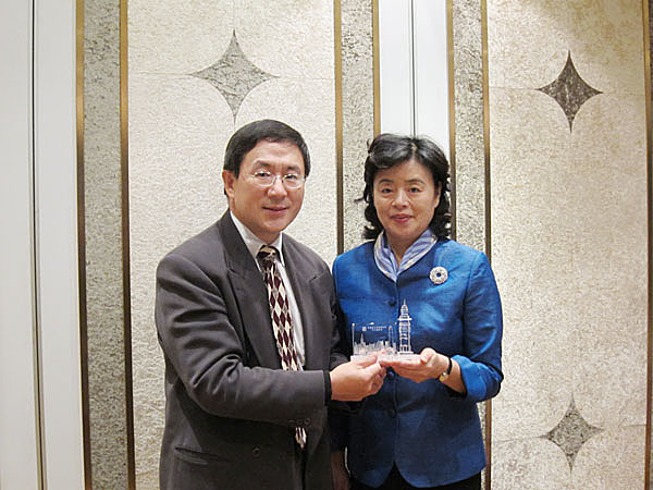 Commissioner for Labour Mr. Cheuk Wing Hing (left) welcomes Director General Ms. Zhang Yali, Department of International Cooperation, Ministry of Human Resources and Social Security (right)