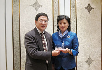 Commissioner for Labour Mr. Cheuk Wing Hing (left) welcomes Director General Ms. Zhang Yali, Department of International Cooperation, Ministry of Human Resources and Social Security (right)