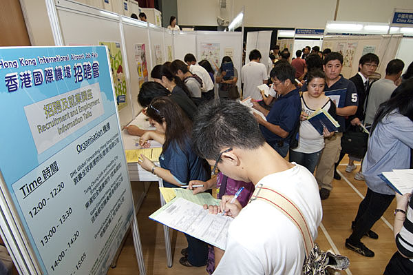 求職人士於勞工處與香港機場管理局在東涌合辦的「香港國際機場招聘會」上，查看就業講座的資料