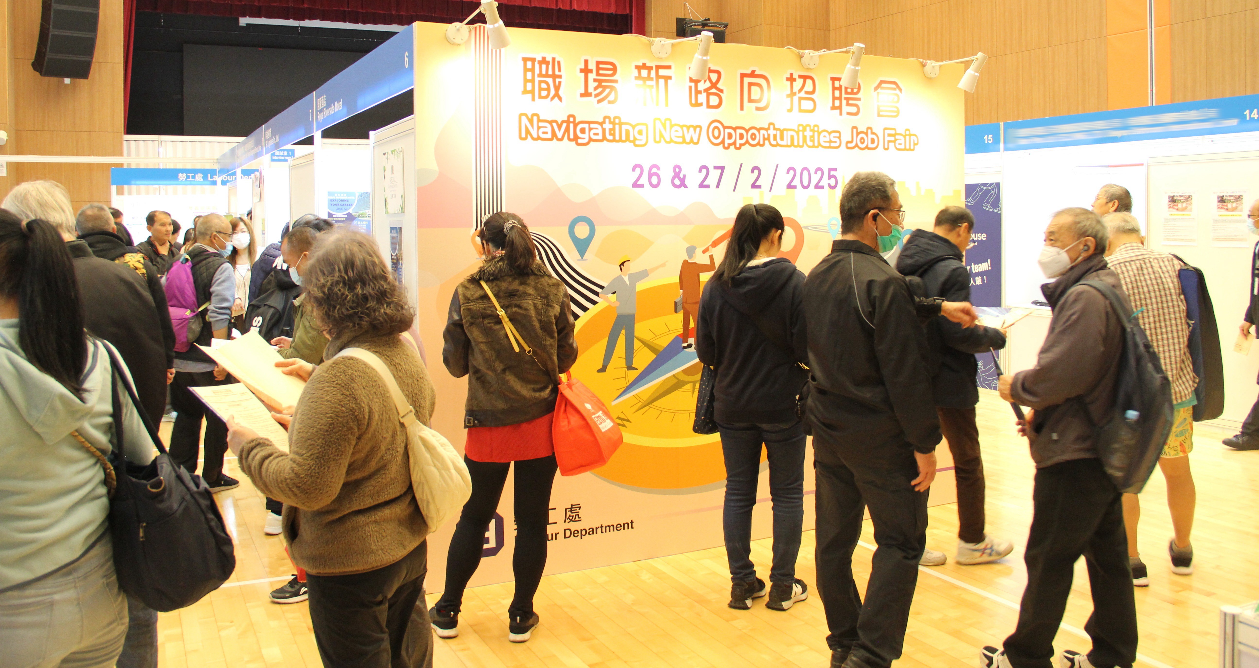 Large-scale job fairs of the Labour Department were well received by job seekers