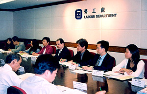 經濟發展及勞工局常任秘書長張建宗(右四)出席三方小組會議。