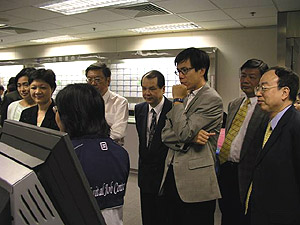 就業專責小組的成員探訪西九龍就業中心。