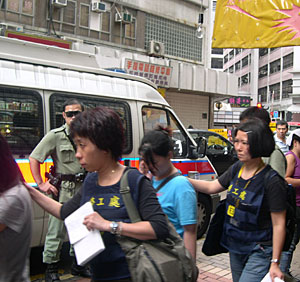 勞工督察聯同警方打擊非法僱傭活動，查獲非法勞工。