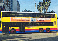 利用巴士車身宣傳安全施工。 