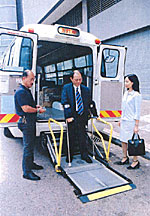 展能就業科就業主任陪同求職者前往面試。 