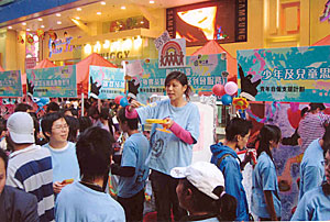 由勞工處舉行的大型跳蚤市場活動，為「青年自僱支援計劃」的學員羅致商機。