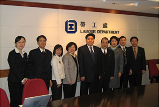 经济发展及劳工局常任秘书长(劳工)张建宗(右四)与王东进副部长(中)和其代表团成员会面。