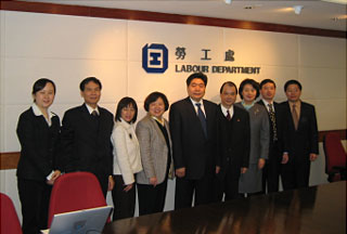 经济发展及劳工局常任秘书长(劳工)张建宗(右四)与王东进副部长(中)和其代表团成员会面。