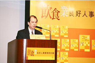 经济发展及劳工局常任秘书长(劳工)张建宗在为饮食业举办的大型研讨会上发言。 