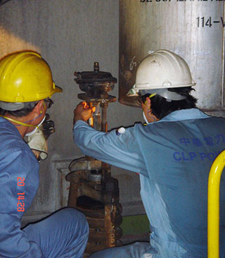检验主任与委任检验师一起检验锅炉。