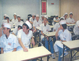学员参加为机构度身订造的职前技能培训。