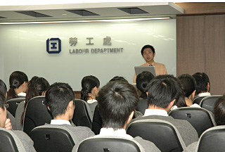劳工处职员为同学提供择业辅导。