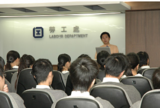 勞工處職員為同學提供擇業輔導。