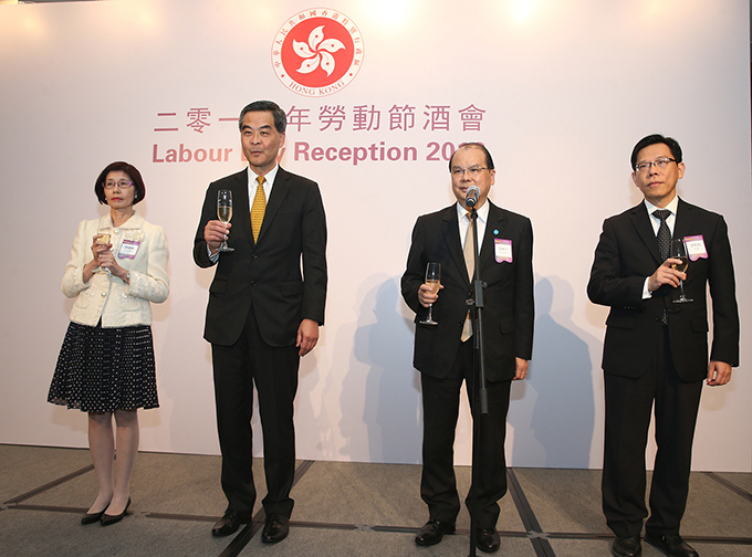 行政長官梁振英(左二)在勞動節酒會主禮