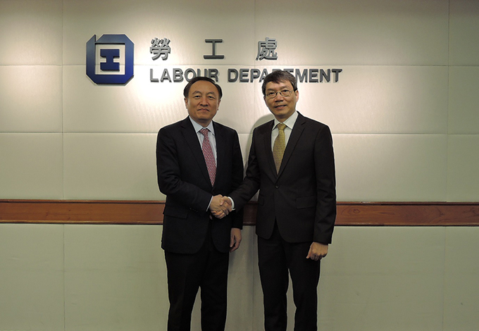 勞工處處長陳嘉信(右)與人力資源和社會保障部辦公廳崔長征副主任(左)會面