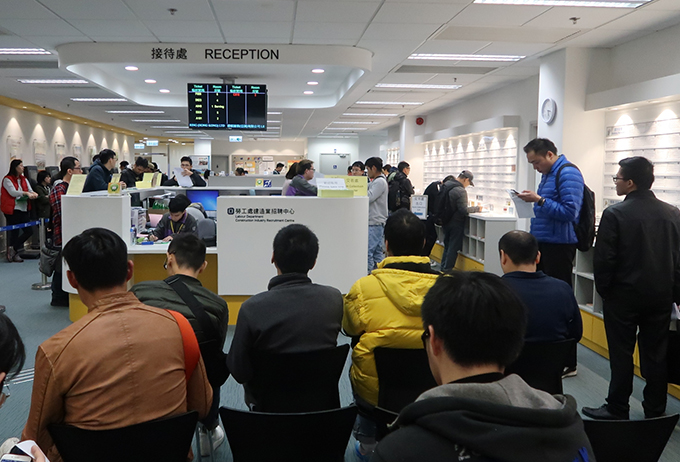 建造業招聘中心安排求職人士與僱主進行即場面試 建造業招聘中心安排求職人士與僱主進行即場面試