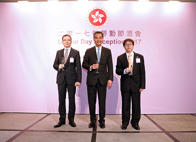 行政長官梁振英(中)主禮勞動節酒會 行政長官梁振英(中)主禮勞動節酒會