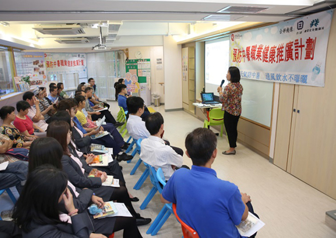 勞工處在不同公司及機構進行外展健康講座,向僱主及僱員推廣職業健康信息 勞工處在不同公司及機構進行外展健康講座,向僱主及僱員推廣職業健康信息