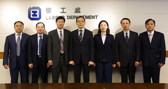 勞工處處長陳嘉信(中)與人力資源和社會保障部就業促進司尹建堃副司長(左三)及代表團會面