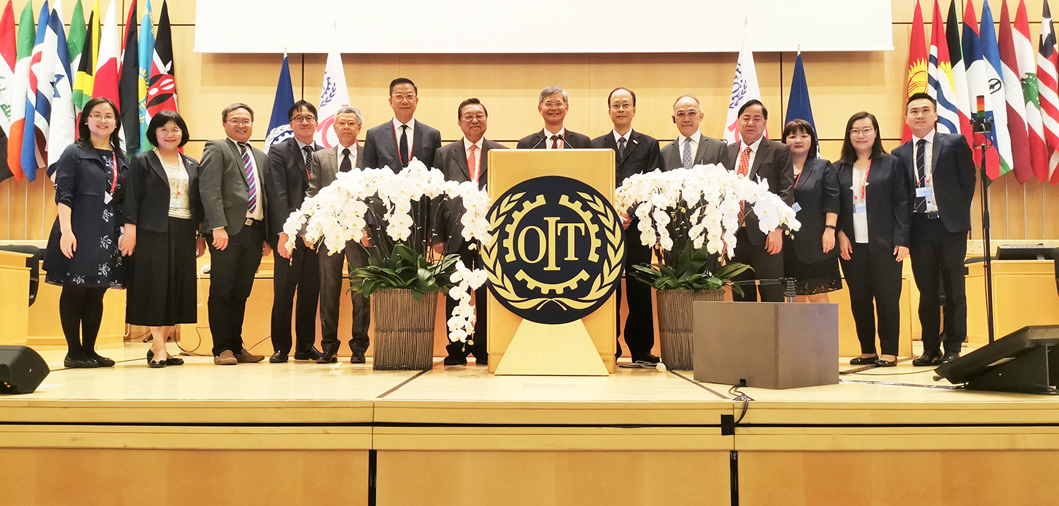 勞工及福利局局長羅致光博士(右七)及三方代表團成員出席在瑞士日內瓦舉行的第108屆國際勞工大會