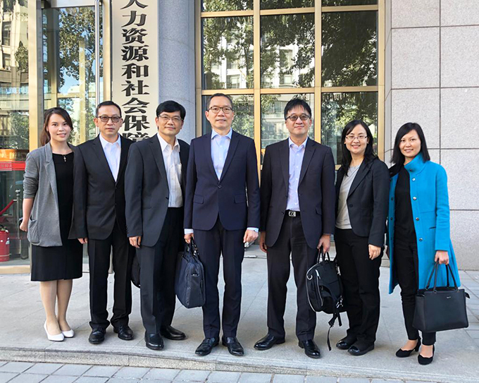 勞工處處長陳嘉信(中)率領代表團按「互訪計劃」到北京訪問