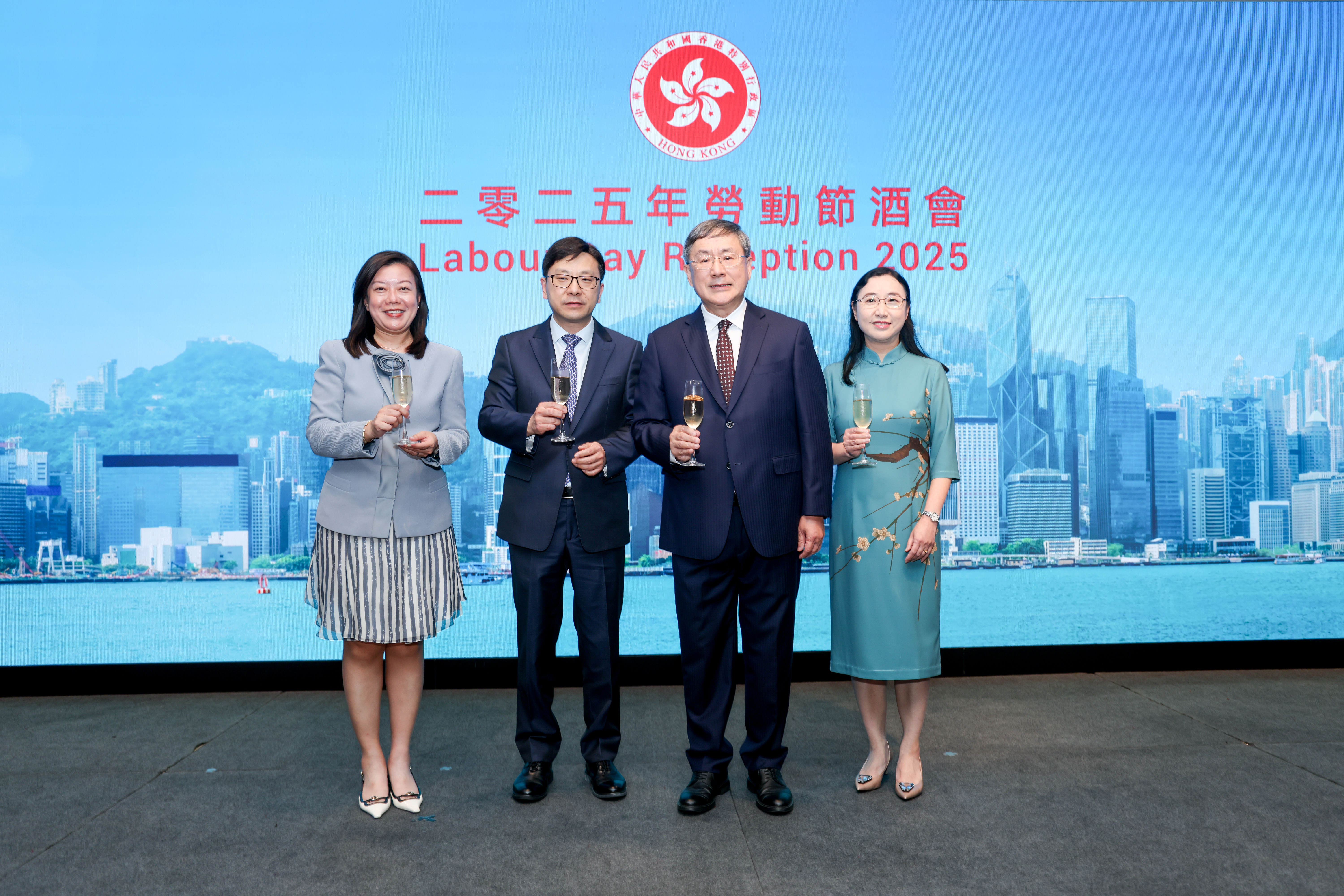 署理政務司司長卓永興(右二)與嘉賓在二零二五年勞動節酒會舉杯合照