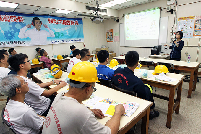 向地盤工人舉辦「預防中暑」健康講座 向地盤工人舉辦「預防中暑」健康講座